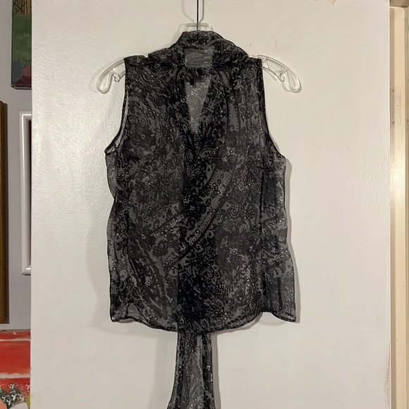 Jaeger 100%silk chiffon sheer abstract sleeveless top. Button closure-self scarf - Picture 6 of 9